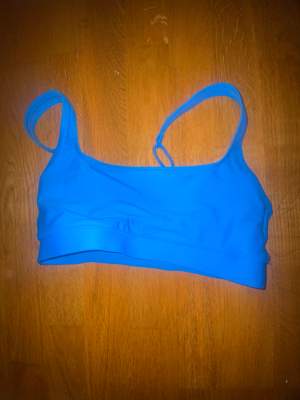 Sportig blå bikini top köpt förra året. Täcker väldigt mycket men har blivit för liten för mig. Skulle också kunna andvändas som en sport top eller sport bh eftersom den ger bra support medans.