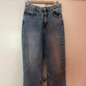 snygga blåa jeans från monki! använt fåtal gånger men har absolut inga defekter! säljer då jag ej kan ha dem längre :( Nypris: 299