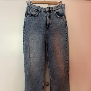 blåa jeans  - snygga blåa jeans från monki! använt fåtal gånger men har absolut inga defekter! säljer då jag ej kan ha dem längre :( Nypris: 299