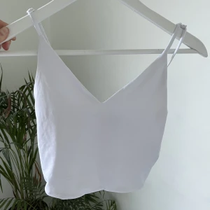 Vitt kort linne - Vitt kort croppat linne från New yorker 