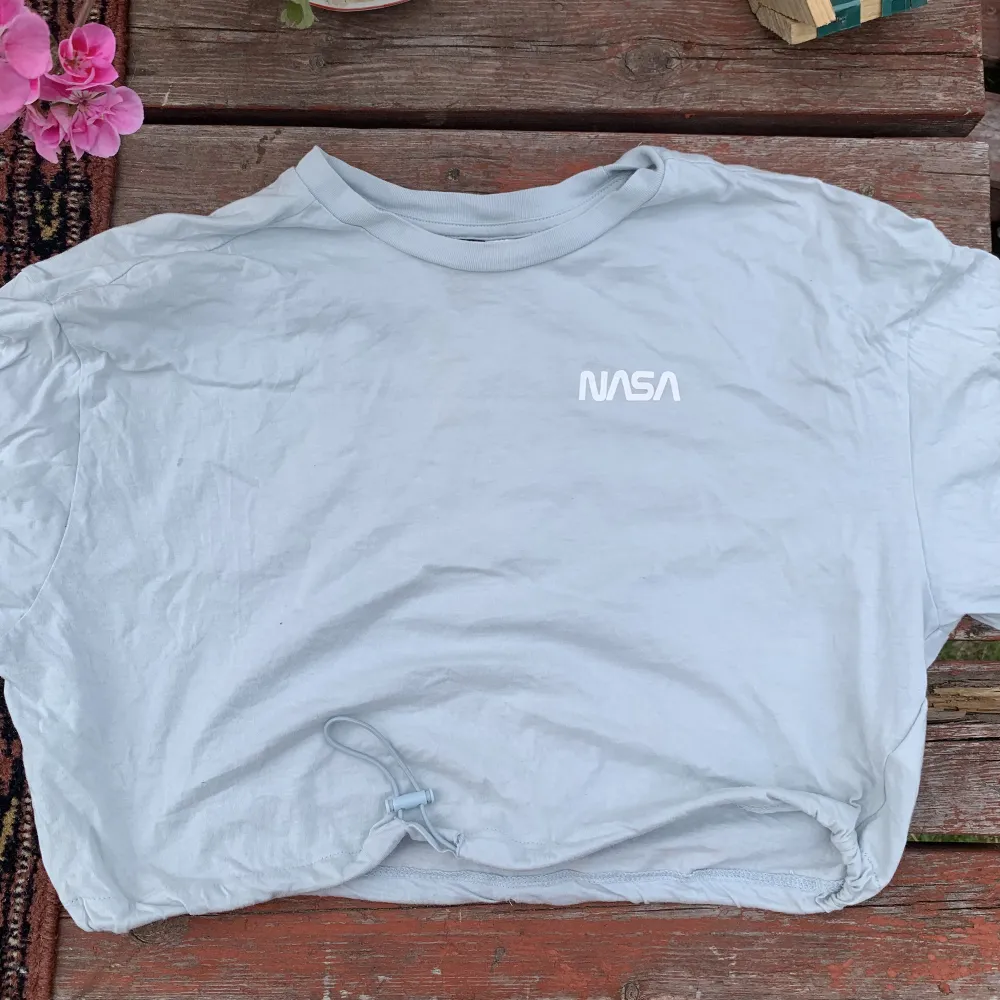Cropped T-shirt med NASA tryck, minimalt använd med dragsko i midjan . T-shirts.