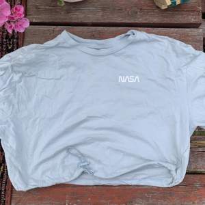 Cropped T-shirt med NASA tryck, minimalt använd med dragsko i midjan 