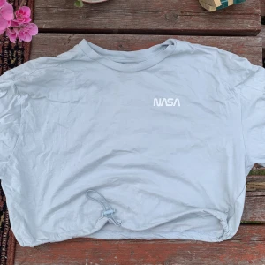 Cropped T-shirt  - Cropped T-shirt med NASA tryck, minimalt använd med dragsko i midjan 
