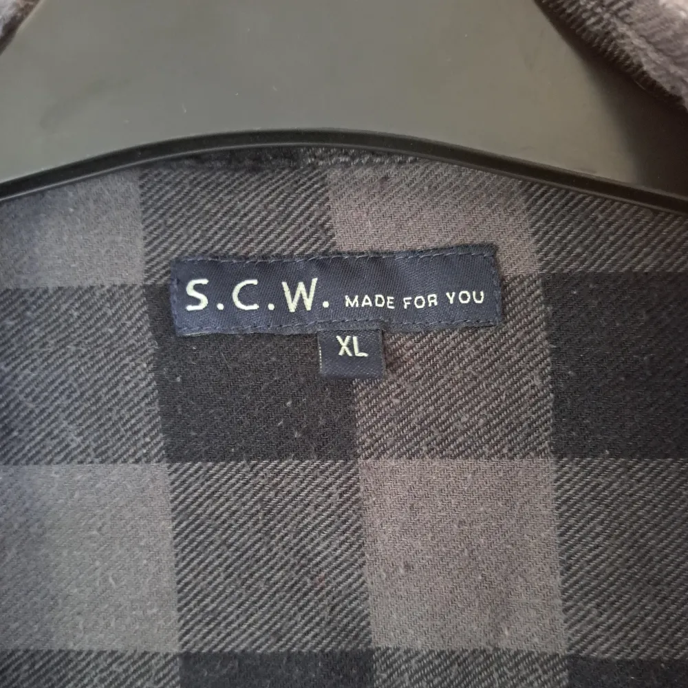 En grå/svart skjorta i storlek XL, tvättas innan den skickas. . Skjortor.