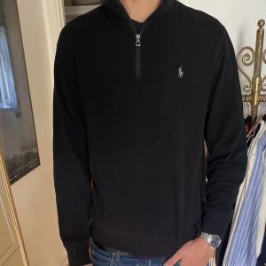 Polo ralph lauren zip up - Jag säljer en Ralph lauren zip up i ett väldigt fint skick, pris kan diskuteras, nypris: 1800| har använt tröjan en gång👌🏼  hör av dig vid frågor eller funderingar⭐️
