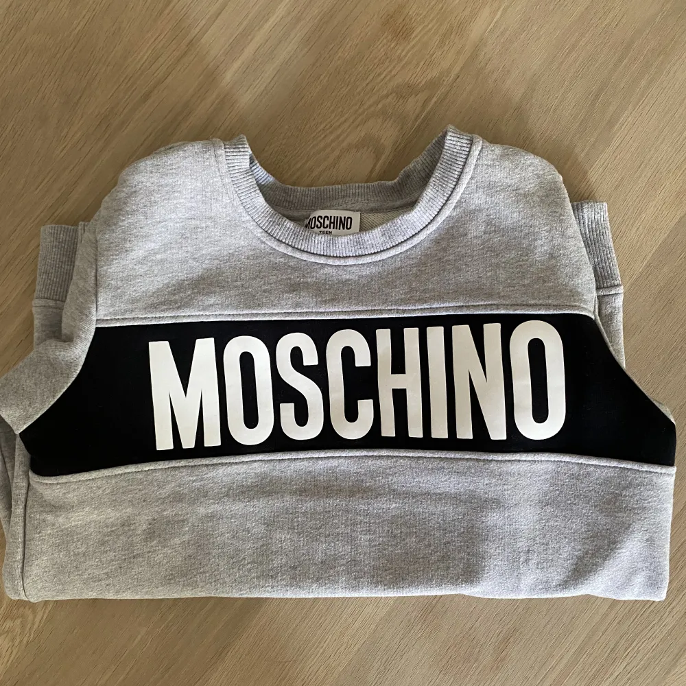 Sweatshirt från Moschino, storlek 152, smal passform, bra skick, använd ett fåtal gånger. . Hoodies.