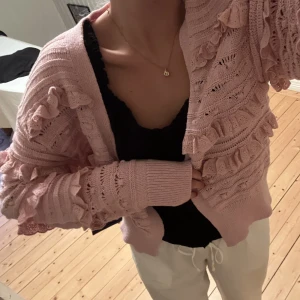 Rosa tröja zara - Säljer denna rosa tröja/kofta från zara med volanger och fina detaljer💖 använd ett fåtal ggr så den är som ny😇färgen stämmer mer överens med den första bilden