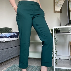 Blågröna kostymbyxor - Jättehärliga lågmidjade byxor, ganska korta. 