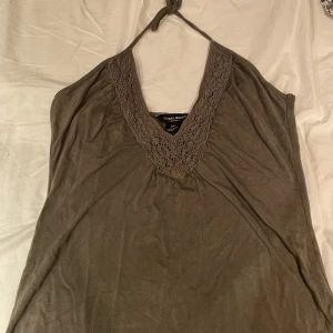 Guess halterneck topp  - Guess jeans halterneck neck topp, skriv om du vill ha en bild på hur den ser ut på💘