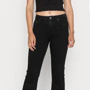 Supersnygga svarta bootcut jeans i storlek S. 