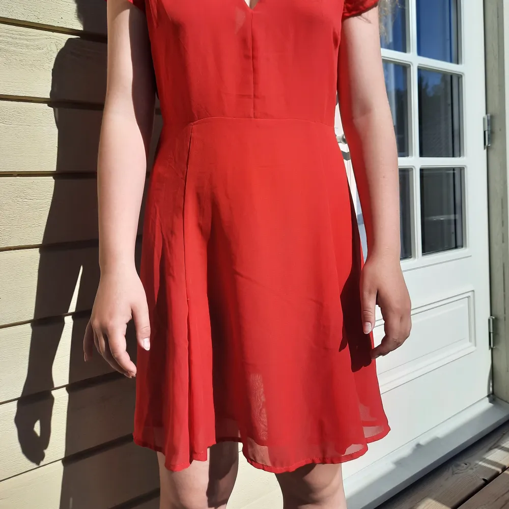 Röd klänning från Bik Bok. Klänningen har inga fläckar och är hel.. Klänningar.
