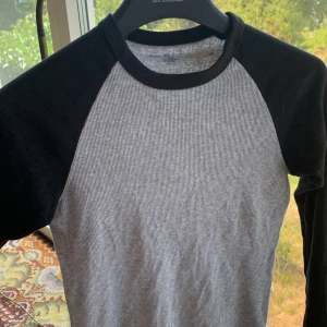 Långärmad  - Jättefin tröja från Brandy Melville💓 jättebra skick, säljer då den inte kommer till användning långre!