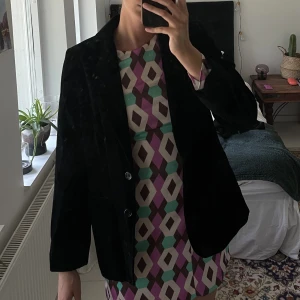 Svart manchesterkavaj  - Säljer min snygga, svarta vintage manchesterkavaj då den är för kort i ärmarna på mig… Köparen står för frakten! Kram :-)