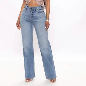Blå Vida/raka jeans från fashion Nova Storlek 0 vilket är som en XS  Oanvända med lapp kvar
