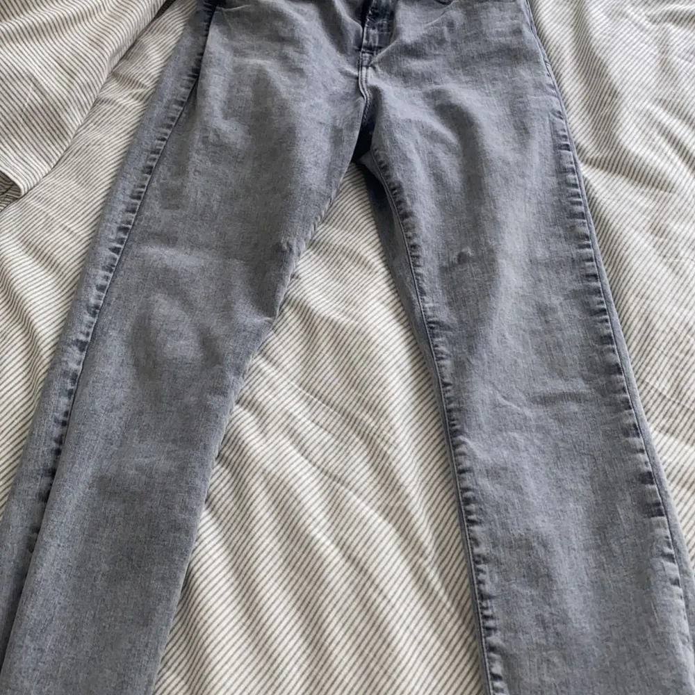 Gråa jeans från Sara aldrig använt då jag inte tar på mig lågmidjad. Jeans & Byxor.