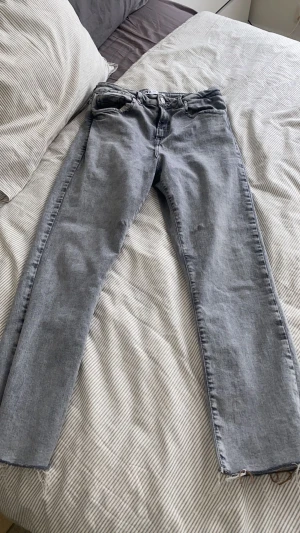 Jeans  - Gråa jeans från Sara aldrig använt då jag inte tar på mig lågmidjad