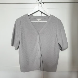 Kortärmad kofta  - Gott skick. Grå/blå färg 