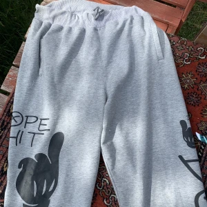 Mjukisbyxor med detaljer  - Grå mjukisbyxor med svarta detaljer på båda ben