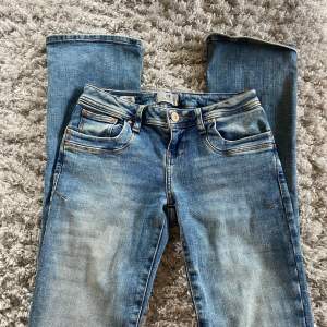 säljer dessa lågmidjade ltb valerie jeans då de inte kommer till användning. Endast använda en gång därav mycket bra skick.💕😊Nypris är 800kr