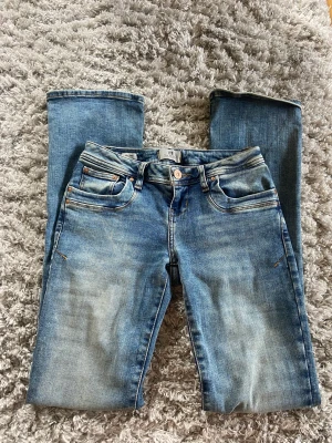lågmidjade LTB jeans  - säljer dessa lågmidjade ltb valerie jeans då de inte kommer till användning. Endast använda en gång därav mycket bra skick.💕😊Nypris är 800kr