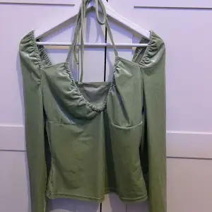 Grön tröja med sammet tyg, passar stl s-l 💚