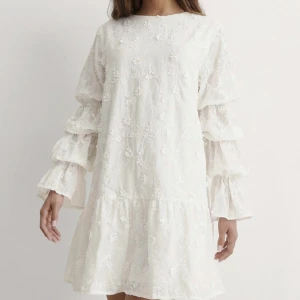 Vit klänning nakd - Superfin klänning från Nakd som jag använde på min student. Bara använd en gång. Skriv för fler bilder ❤️ 