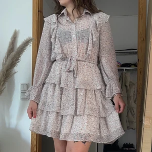 Klänning - Oanvänd klänning. Storleken säger M/L men passar bra på mig som är en S/M.  Priset går att diskutera!