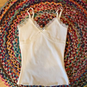 Vit topp  - Säljer denna jätte söta vita/cream färgade toppen från H&m med spetts! 