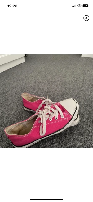 Converse  - Säljer ett par rosa converse i storlek 35 men passar även mig sommar har 36/37