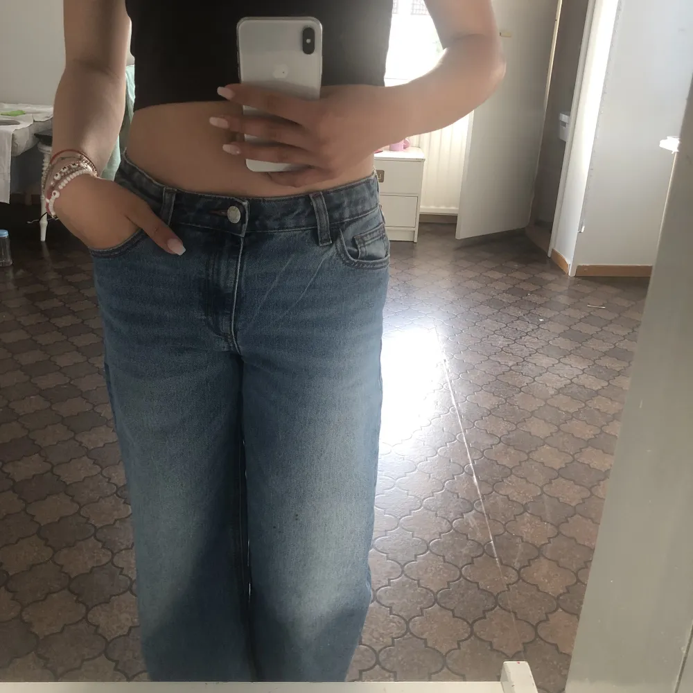 Säljer dessa otroligt snygga lådmidjade jeans, då jag tycker de är för korta på mig. Köpte från Cubus för ett år sen och är knappt använda. Superfint skick. 🥰. Jeans & Byxor.
