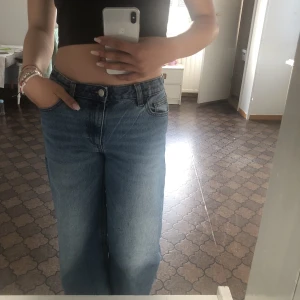 Lågmidjade jeans - Säljer dessa otroligt snygga lådmidjade jeans, då jag tycker de är för korta på mig. Köpte från Cubus för ett år sen och är knappt använda. Superfint skick. 🥰