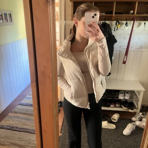 Väst från Zara - Köpt hösten 2022 i Zara i Polen. Storlek xs. Använd 2 gånger