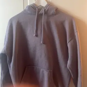 Säljer denna hoodie från bikbok i stl xs💘
