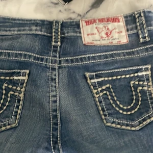 Truereligon shorts - Säljer dessa true religon jeans shorts som jag gjort om från ett par true religon jeans,storlek S,bra skick