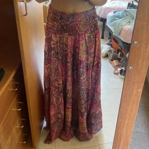 Mönstrad kjol - En kjol men inbyggd byxa så man inte flashat men det syn självklart inte💓 Den är jättefin till sommaren och sval💞 Den är köppt i italien för 750 kr och säljer för 500+frakt💗 Säljer den då den är lite lång på mig, den är inte använd. Skriv för mer bilder💓