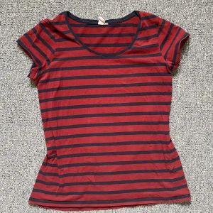 Randig topp - Tänkte sälja min randiga topp för att den är för stor på mig. Den har inga synliga defekter å är i gott skick. Det står att den är i storlek L men jag skulle nog tro att den passar bättre på en M. Skriv privat för mer information :D