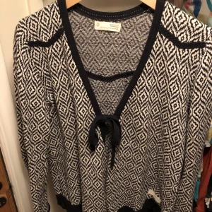 Odd Molly knight cardigan (tunn) - Den här tröjan är använd några gånger men är i superbra skick. Inga skavanker. 