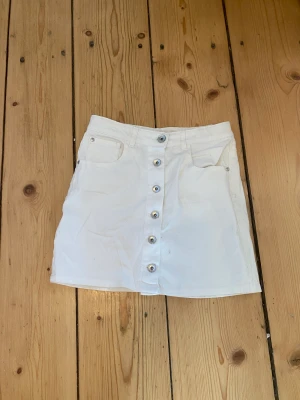 Kjol - Vit kjol som är använd 1 gång