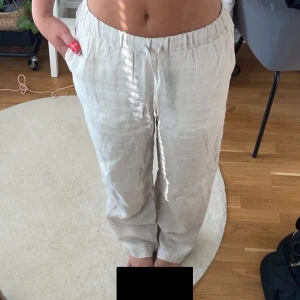 Linnebyxor  - Beiga linnebyxor från Arket, sparsamt använda. Långa på mig som är 169💞Slutsålda
