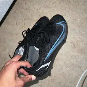 Used only a few times! Too small for me. FG football shoes top model