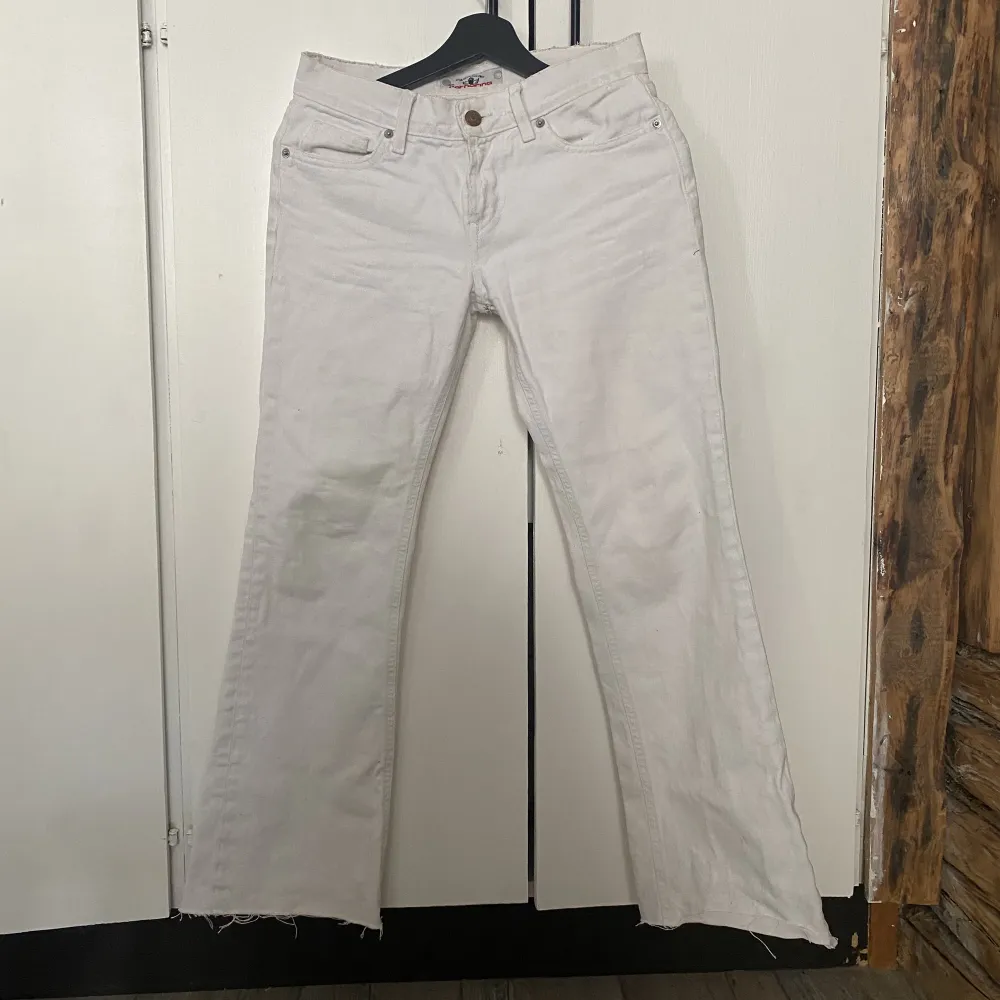 Dessa vita jeans är från 90-2000talet. De är klippta och har ett hål vid skrevet som jag sytt igen, det syns inte om man inte kollar just där. De är tyvärr för små för mig.. Jeans & Byxor.