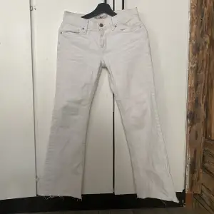 Dessa vita jeans är från 90-2000talet. De är klippta och har ett hål vid skrevet som jag sytt igen, det syns inte om man inte kollar just där. De är tyvärr för små för mig.