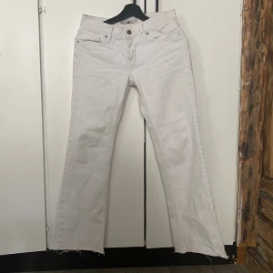 Low waist jeans  - Dessa vita jeans är från 90-2000talet. De är klippta och har ett hål vid skrevet som jag sytt igen, det syns inte om man inte kollar just där. De är tyvärr för små för mig.