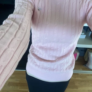 Stickad tröja  - Säljer denna stickade tröjan ifrån GANT. Säljer då den tyvärr inte kommer till användning. Färgen syns bäst på bild 2 och 3. 