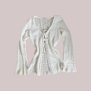 Vit topp - Snygg, vit topp med snören framtill. Från Pull and Bear och i mycket bra skick då den är sparsamt använd. 🤍