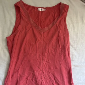 Linne med mesh detalj - Rosa vintage v-ringat linne. Kom privat för fler bilder🥰