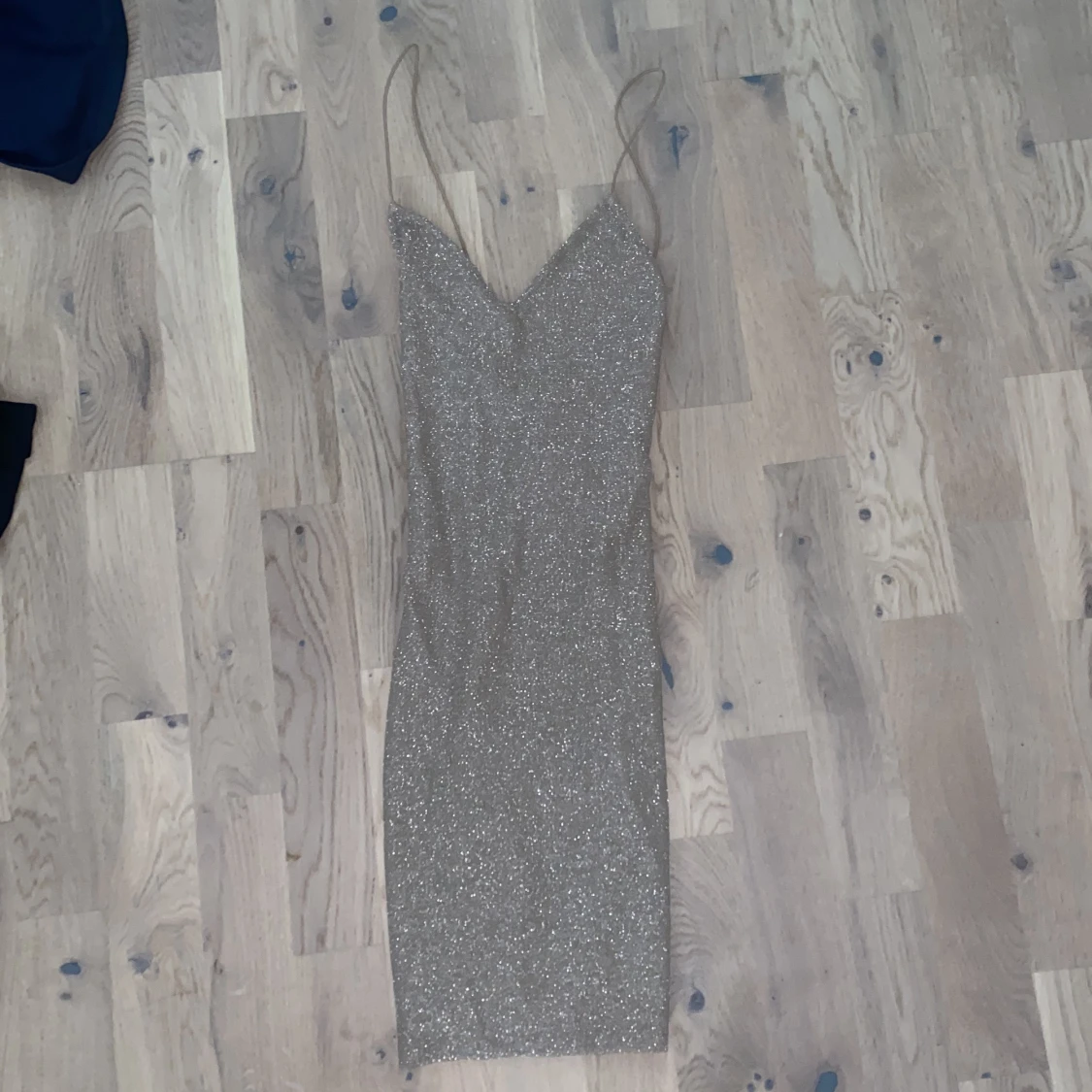 Glittrig Champagne färgad klänning  - 90