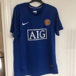 Manchester United retro tröja - Man United retro tröja. Blå snygg United fotbollströja i storlek M, men passar även som S beroende på hur man vill att den ska sitta. 