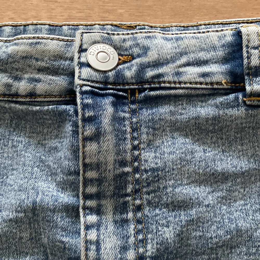Jeans shorts fint skick dom en också väldigt stretchiga köparen står för frakten 💗. Shorts.