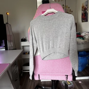 Mysig grå tröja - Gullig tunn stickad tröja i storlek XS. Finns att hämta eller posta :)